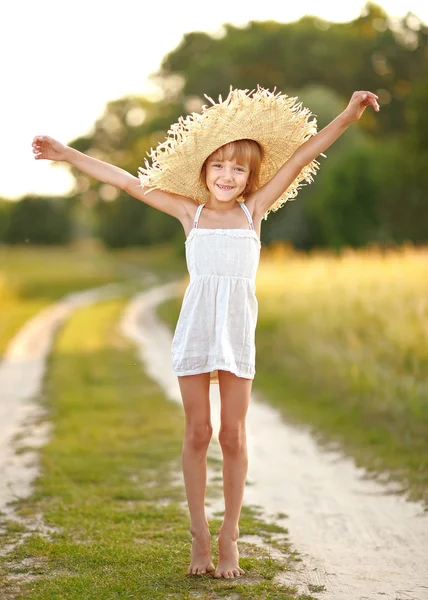 Portrait de petite fille en plein air en été — Photo