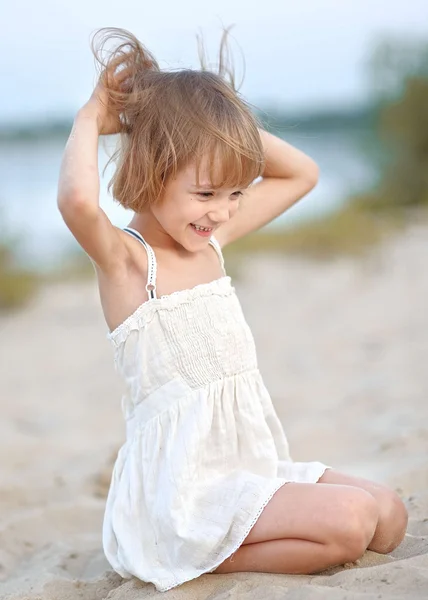 Portrait de petite fille en plein air en été — Photo