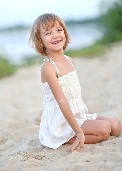 Portrait de petite fille en plein air en été — Photo