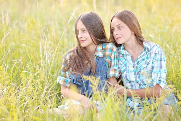 Retrato de duas belas namoradas na natureza — Fotografia de Stock