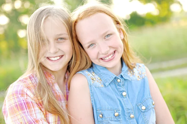 Portret van twee mooie meisjes op de aard — Stockfoto