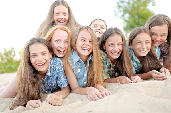 Portret van vrolijke mooie vriendinnen over de aard — Stockfoto