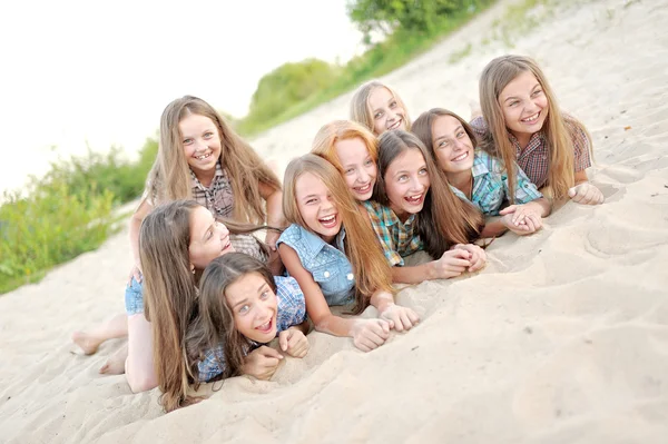 Portret van vrolijke mooie vriendinnen over de aard — Stockfoto