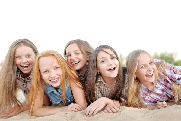 Portret van vrolijke mooie vriendinnen over de aard — Stockfoto