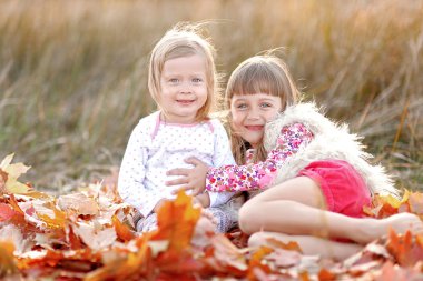 sonbaharda iki güzel genç kız portresi