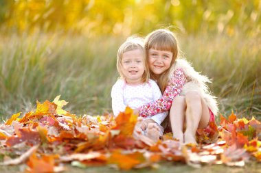 sonbaharda iki güzel genç kız portresi