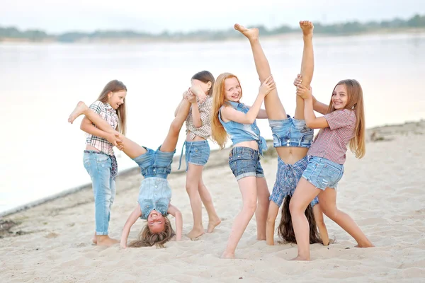 Portret van vrolijke mooie vriendinnen over de aard — Stockfoto