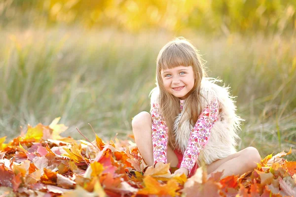 Ritratto di bambina all'aperto in autunno — Foto Stock