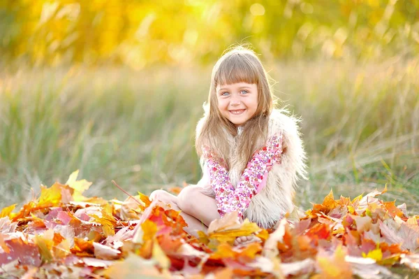 Ritratto di bambina all'aperto in autunno — Foto Stock