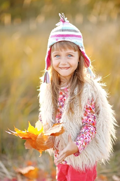 Retrato de niña al aire libre en otoño —  Fotos de Stock