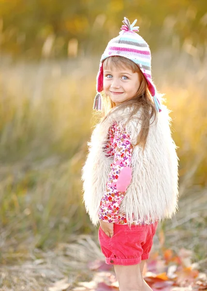 Portrait de petite fille en plein air en automne — Photo