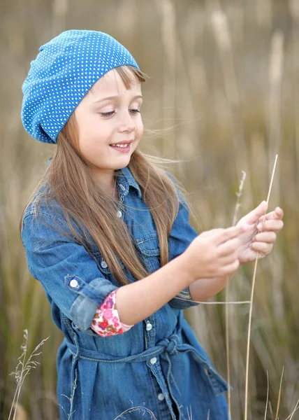 Portrait of little girl outdoors in autumn — Stock Photo, Image