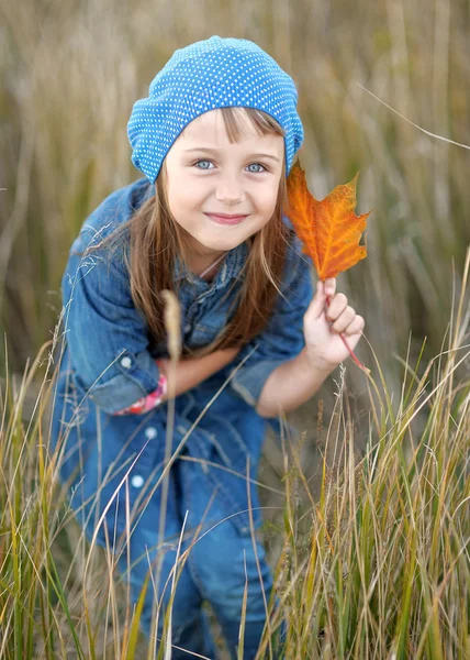 Πορτρέτο του κοριτσάκι σε εξωτερικούς χώρους το φθινόπωρο — Φωτογραφία Αρχείου