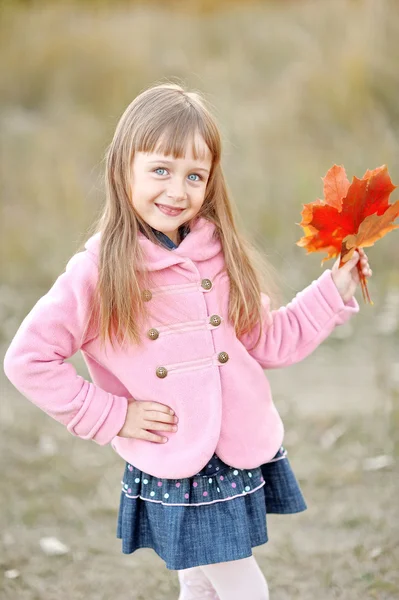 Portret van meisje buiten in de herfst — Stockfoto