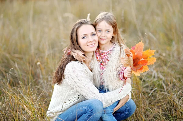 Portrait of mother and daughter in nature — Stock Photo, Image