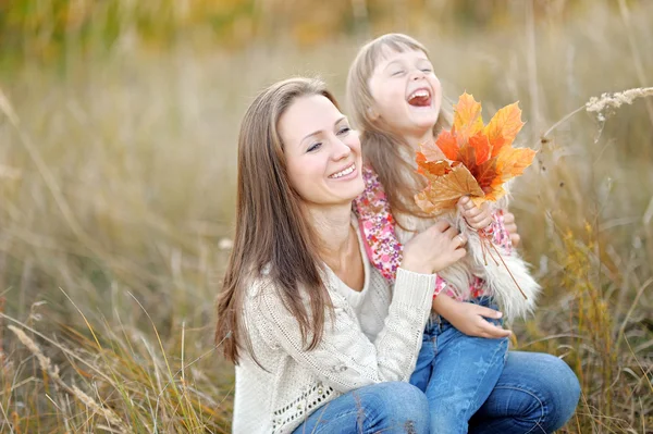 Ritratto di madre e figlia in natura — Foto Stock