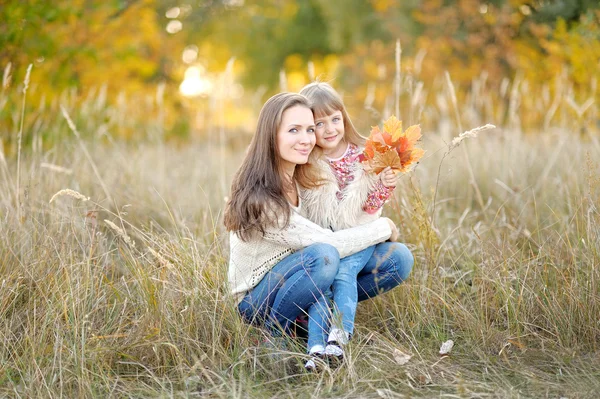 Retrato de madre e hija en la naturaleza —  Fotos de Stock