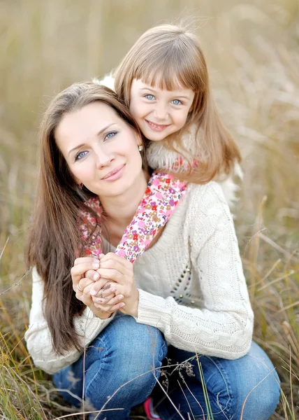 Porträtt av mor och dotter i naturen — Stockfoto