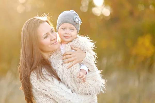 Portret matki i córki w przyrodzie — Zdjęcie stockowe