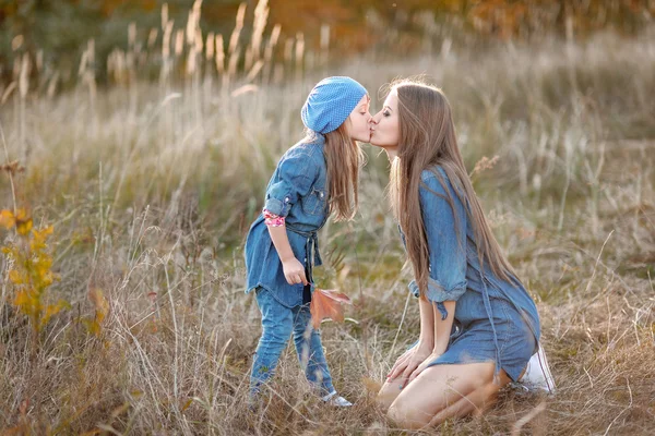 Retrato de mãe e filha na natureza — Fotografia de Stock