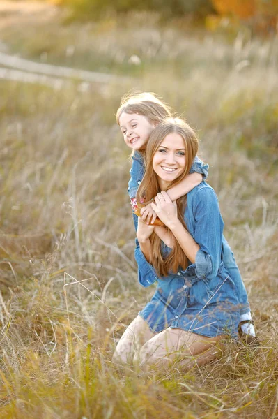 Porträtt av mor och dotter i naturen — Stockfoto