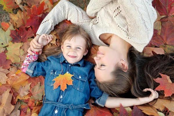 Retrato de mãe e filha na natureza — Fotografia de Stock