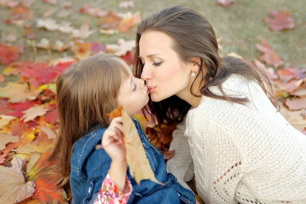 Portrait de mère et fille dans la nature — Photo