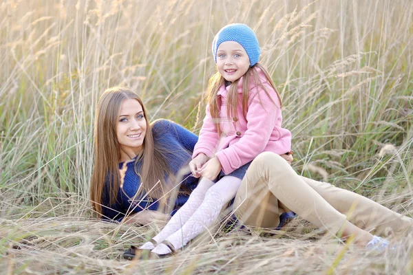 Portrait of mother and daughter in nature — Stock Photo, Image