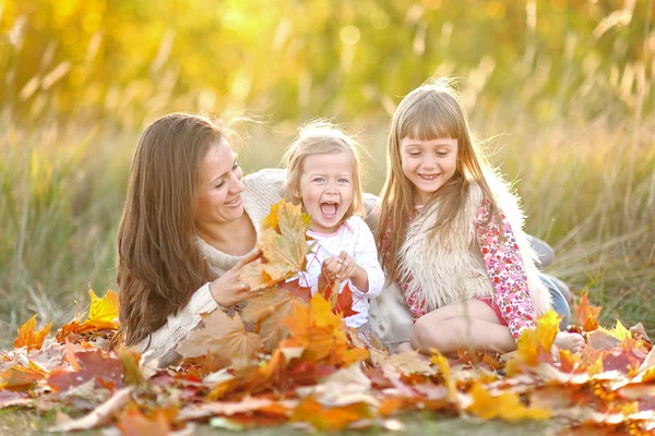 Portret van een prachtige familie in de herfst — Stockfoto