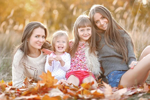 Retrato de uma bela família no outono — Fotografia de Stock