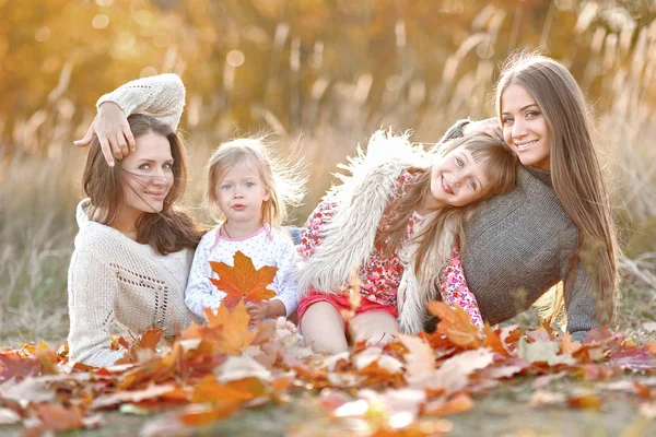 Sonbaharın güzel bir aile portresi — Stok fotoğraf