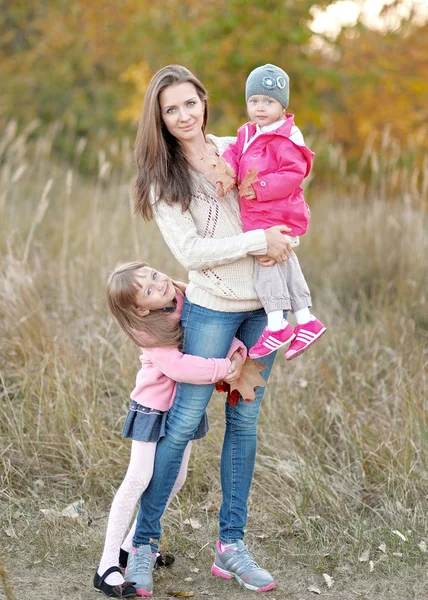 Porträtt av en vacker familj i höst — Stockfoto