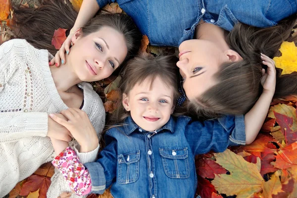 Porträt einer schönen Familie im Herbst — Stockfoto