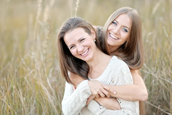 Ritratto di due belle sorelle in autunno — Foto Stock