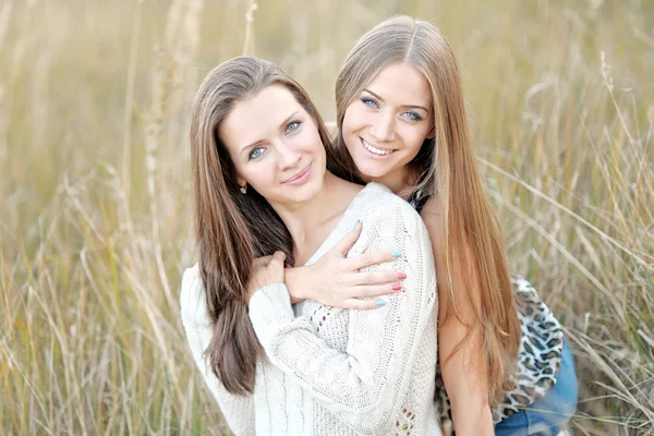 Portrait of two beautiful sisters in the autumn — Stock Photo, Image