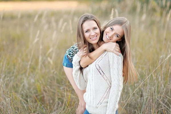 Retrato de dos hermosas hermanas en el otoño — Foto de Stock