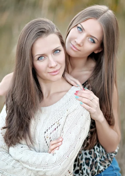 Portrait of two beautiful sisters in the autumn — Stock Photo, Image