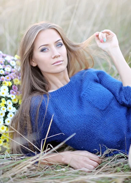 Beautiful elegant brunette girl in a field — Stock Photo, Image