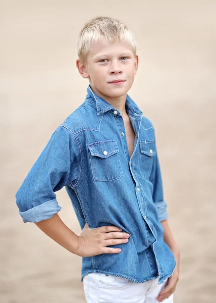 Porträtt av en liten pojke på stranden i sommar — Stockfoto