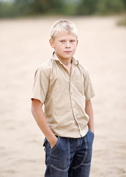 Porträtt av en liten pojke på stranden i sommar — Stockfoto