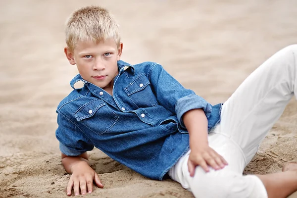 Porträtt av en liten pojke på stranden i sommar — Stockfoto