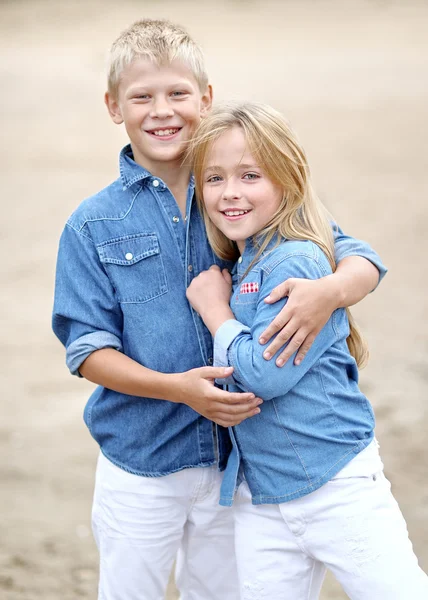Porträt von kleinen Mädchen im tropischen Stil in einem Schwimmbad