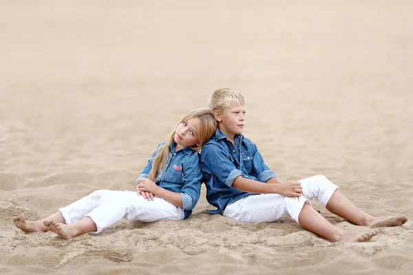 Porträtt av en pojke och flicka på stranden i sommar — Stockfoto