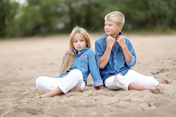 Retrato de un niño y una niña en la playa en verano — Foto de Stock