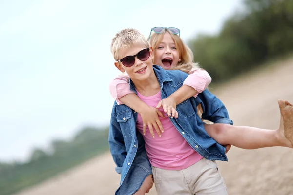 Retrato de un niño y una niña en la playa en verano — Foto de Stock