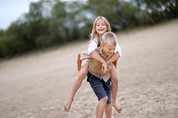 Porträtt av en pojke och flicka på stranden i sommar — Stockfoto