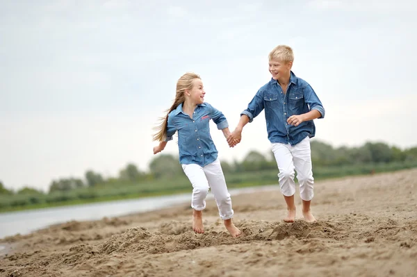 Портрет мальчика и девочки на пляже летом — стоковое фото