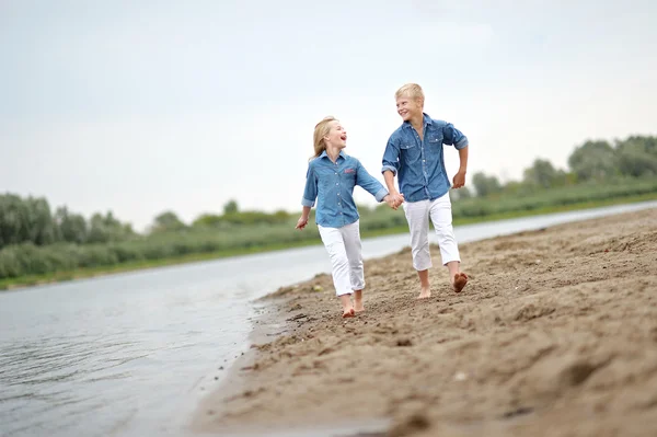 Πορτρέτο του ένα αγόρι και το κορίτσι στην παραλία το καλοκαίρι — Φωτογραφία Αρχείου