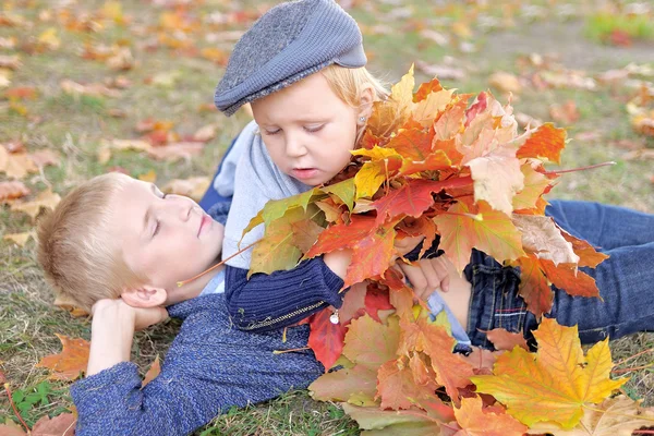 Portret brat i siostra w autumn odchodzi — Zdjęcie stockowe