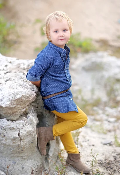 Portrait de petite fille en plein air en automne — Photo